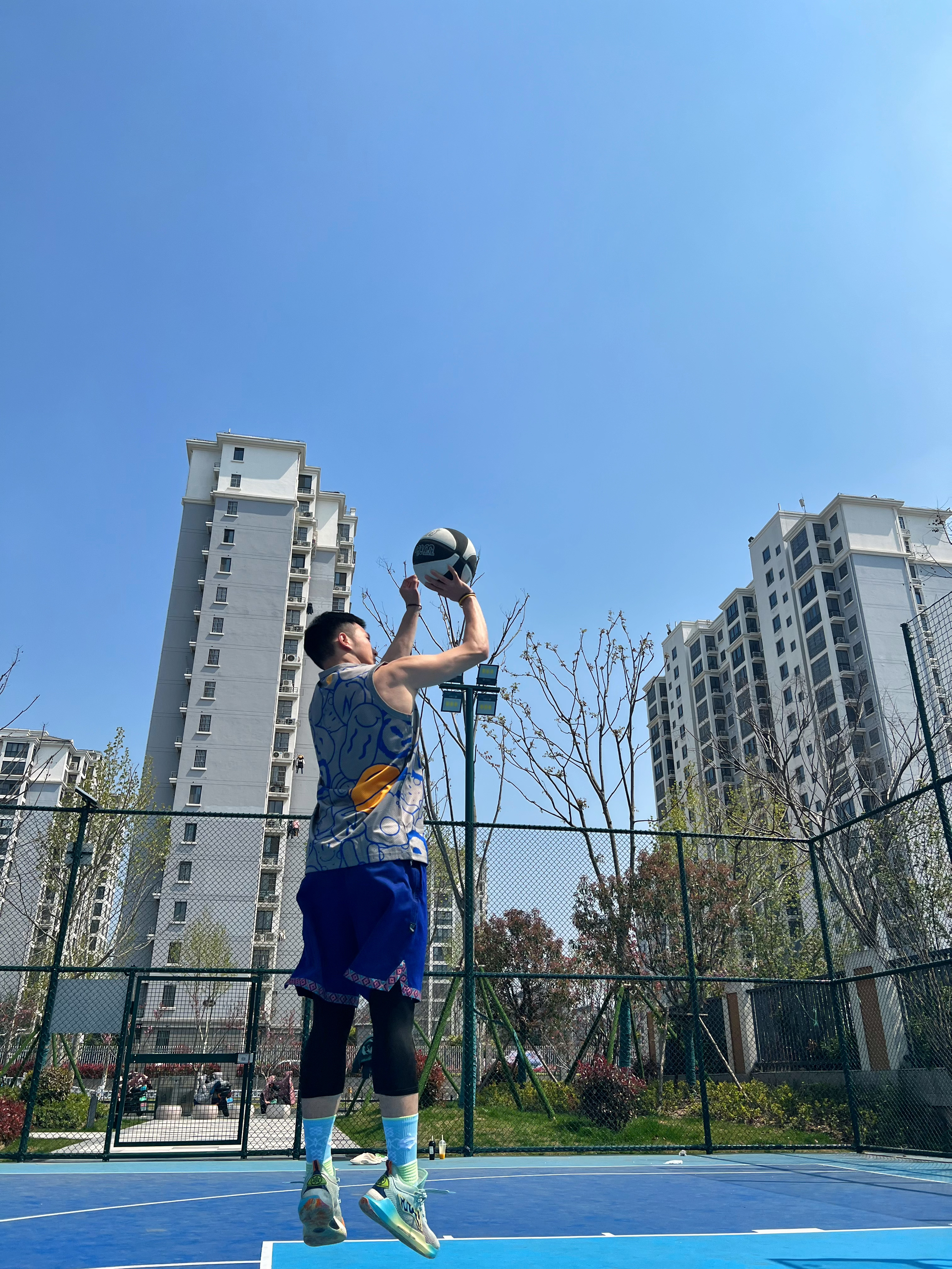 打球怎么能不带点笑脸？