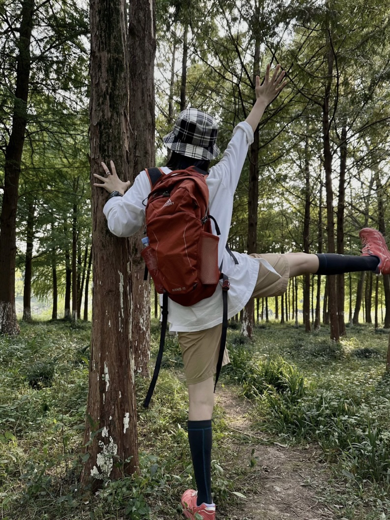 野外就要背颜色鲜艳的～