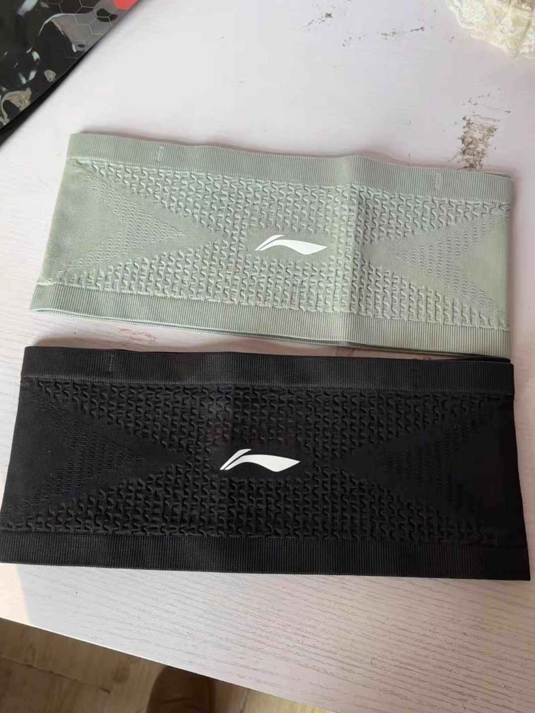 它不仅轻便，还能装下你的手机、钱包等必备物品，让你出行更轻松。🏃‍♂️🏃‍♀️