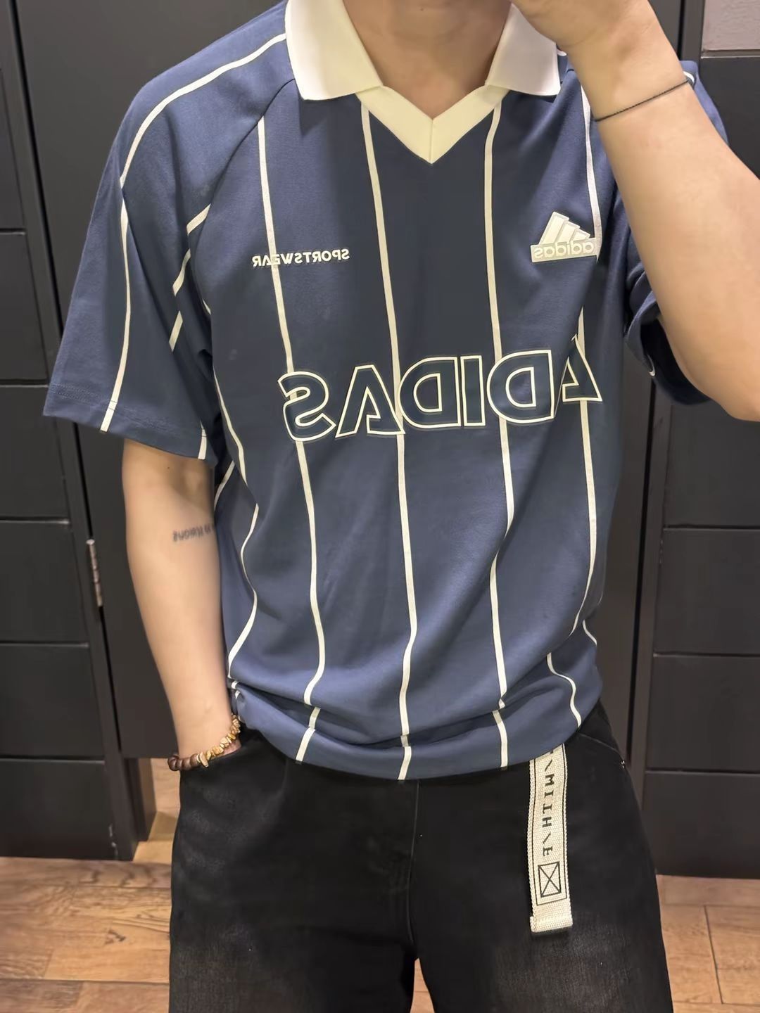 ✨超级透气舒适的阿迪达斯👕短袖Polo衫，一穿上就感觉神清气爽，让人眼前一亮！🌟