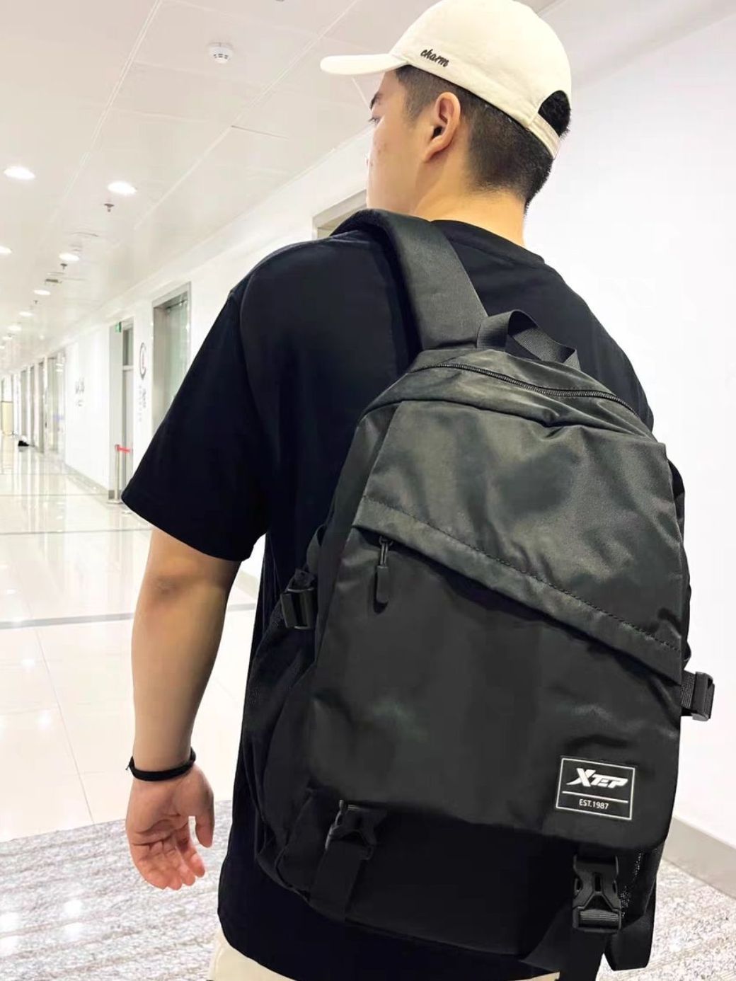 💼背包内部结构精细，有专门的电脑隔层和书籍隔层，让你的物品井然有序。