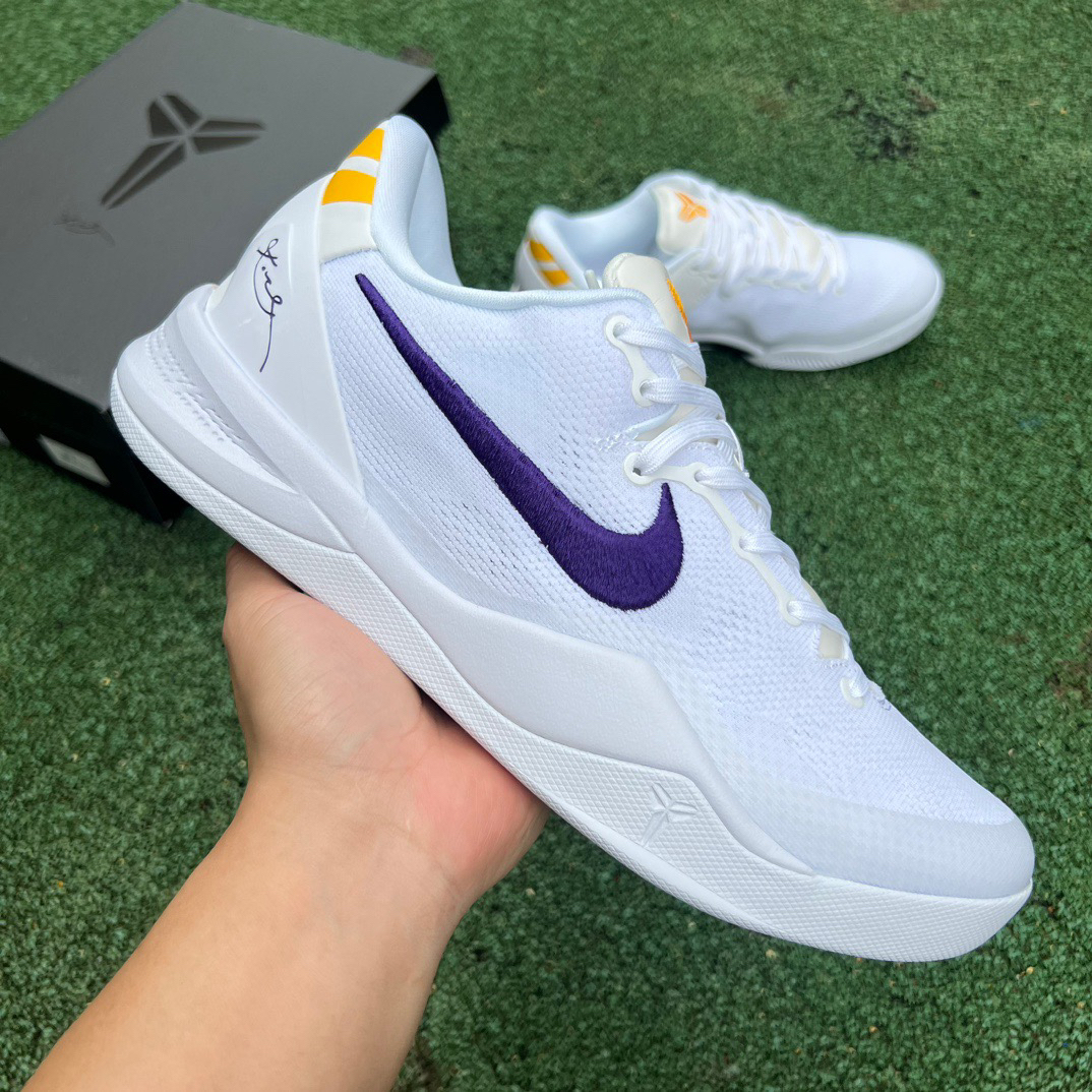 kobe 8 Protro又曝光了新配色
科比整个篮球生涯效力于湖人队，球鞋上也自
然少不了金色和紫