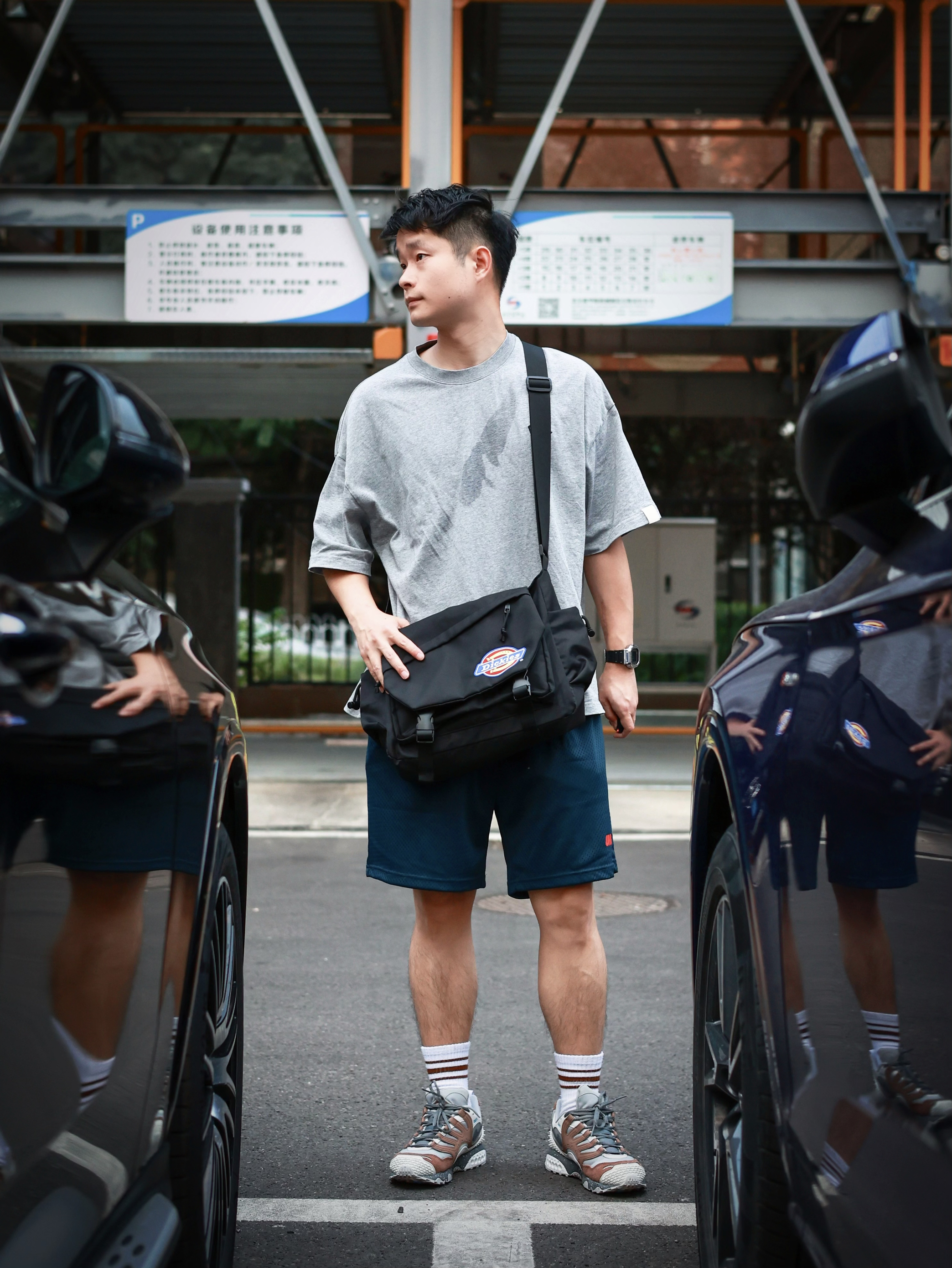 ootd 停车场迎面走过来一位酷boy