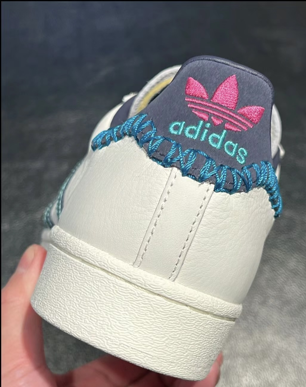 👟球鞋名称：阿迪达斯

🔍分享理由：好看
