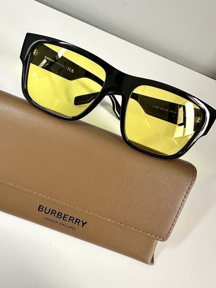 Burberry的墨镜真的太酷了✨