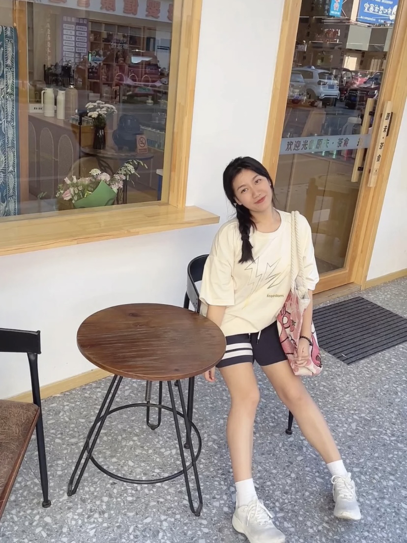 快看！这件奶fufu的杏色T恤真的超好看的
