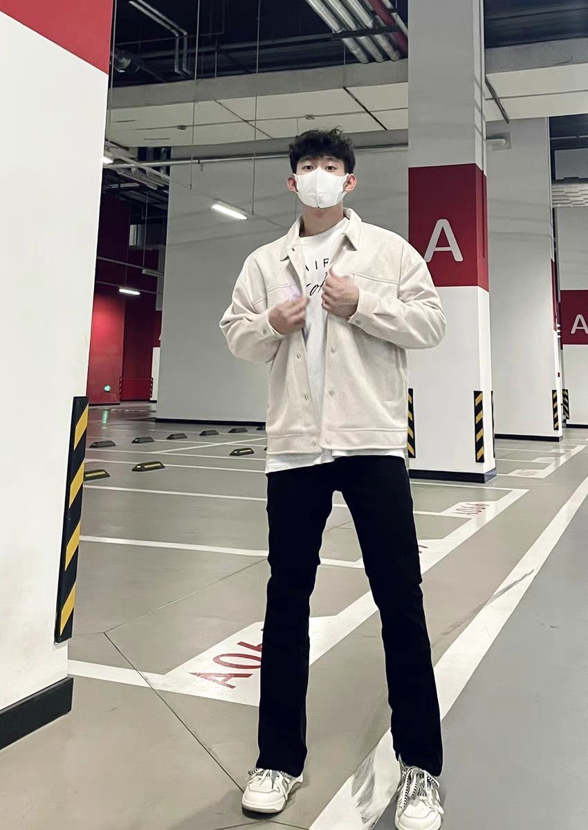 最近入手了一条牛仔裤，真的超级满意，感觉自己捡到宝了😍