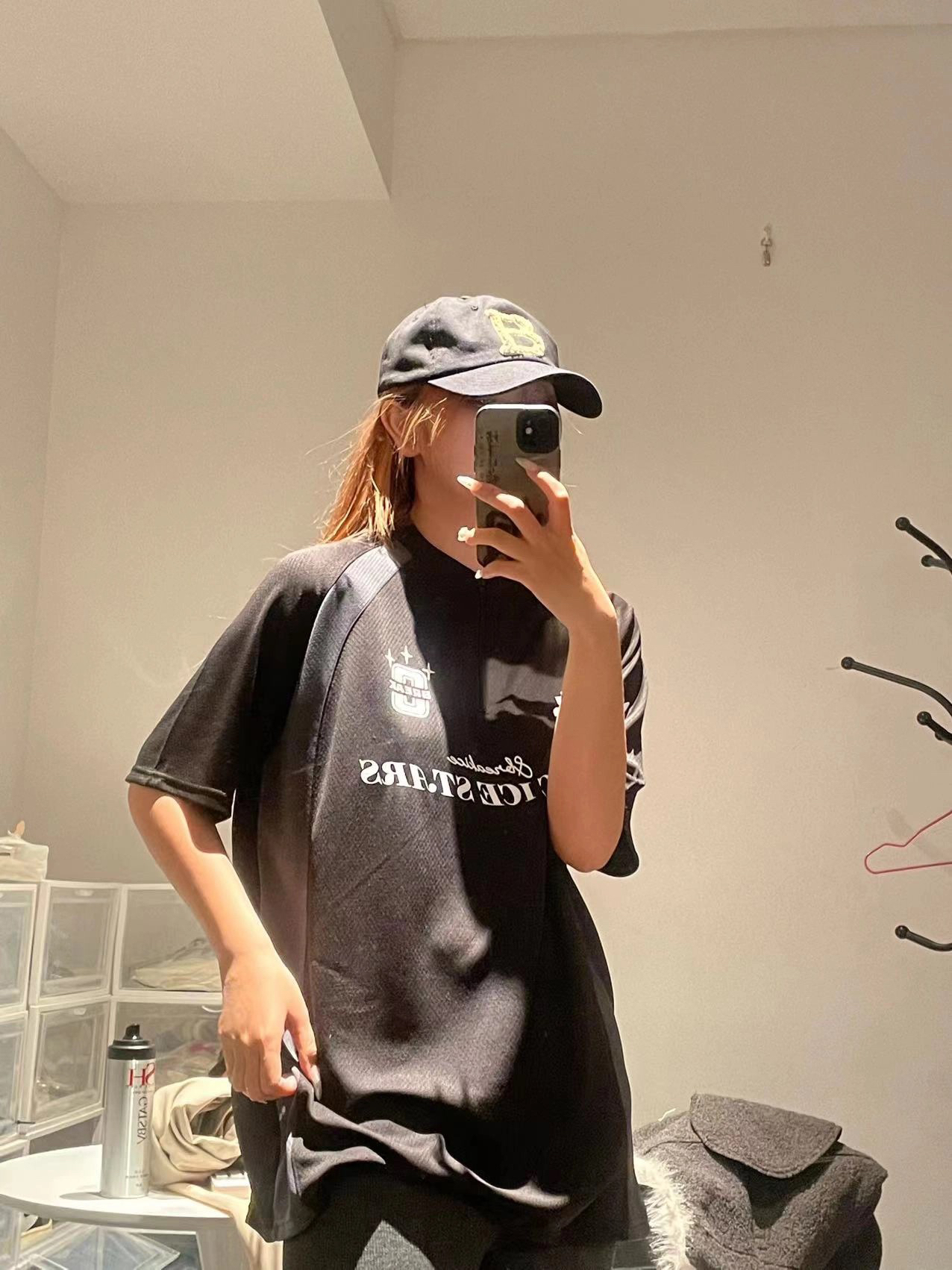 女生穿酷酷的夏日短袖😍