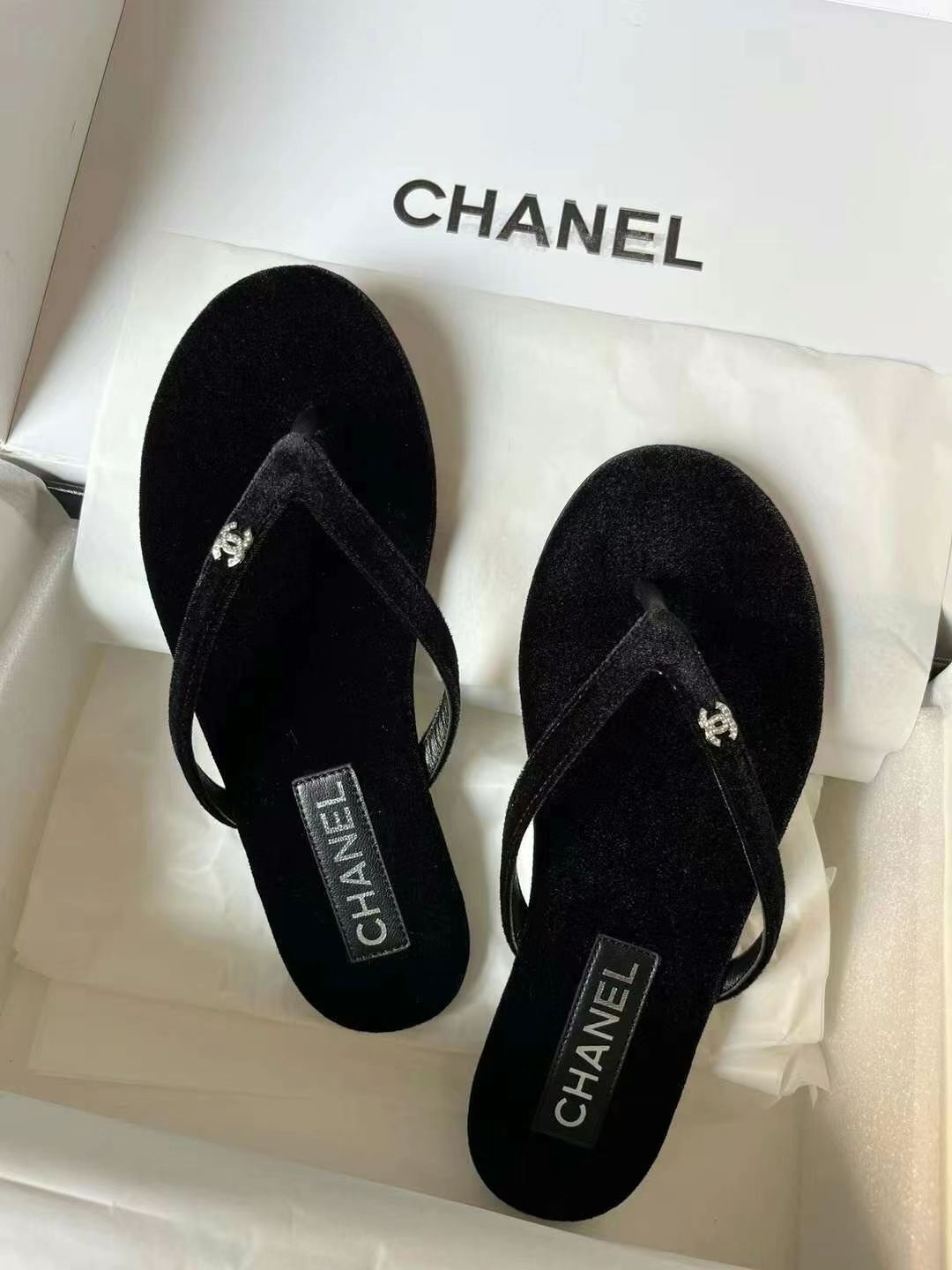 Chanel G45716 经典黑色人字夹趾平底拖鞋，简单大气好看，夏天必备装备哦