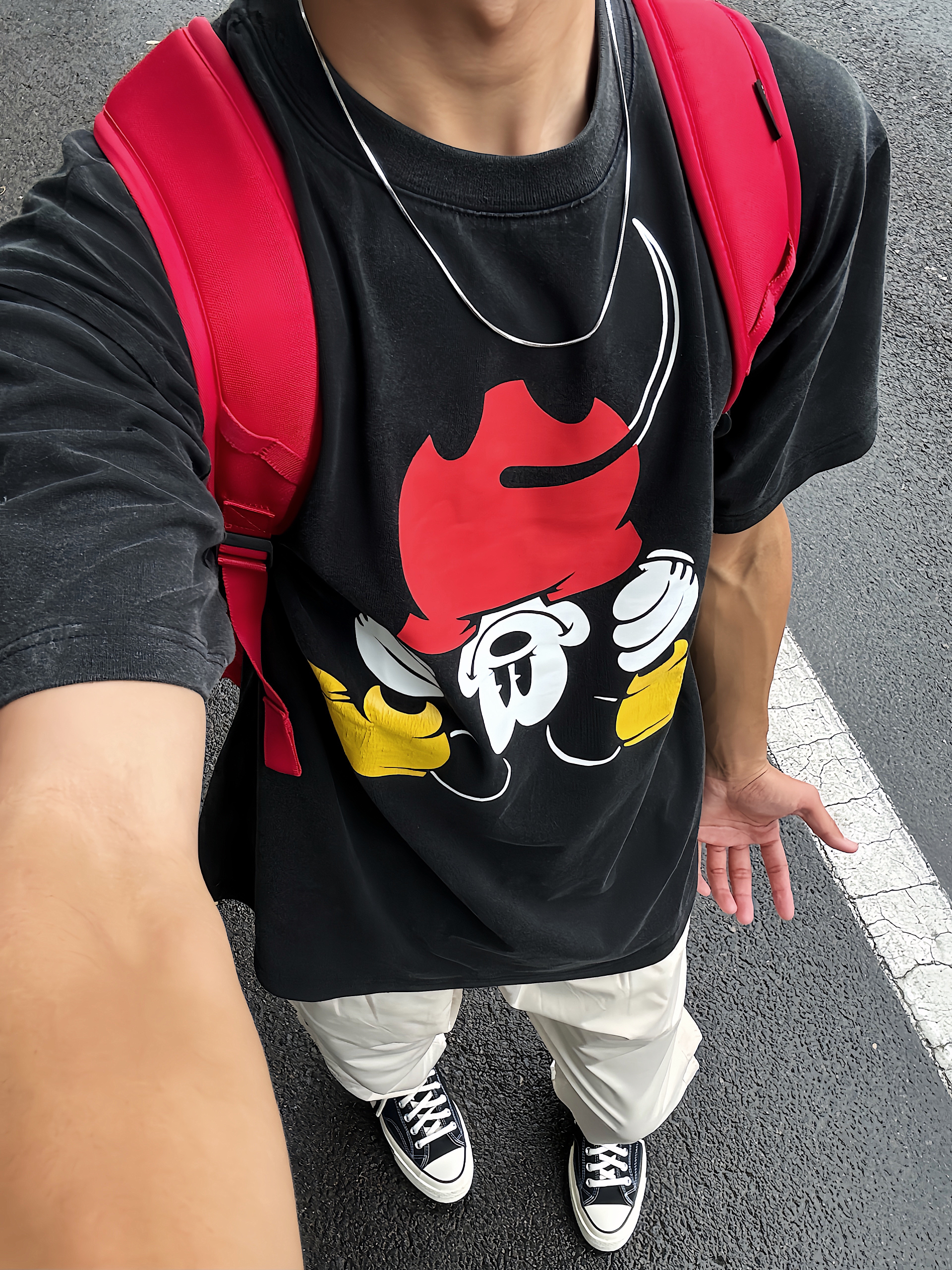 巨帅的米老鼠黑T搭配三条杠神裤!