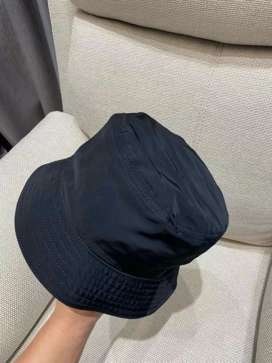 普拉达时尚渔夫帽——经典与潮流的完美结合