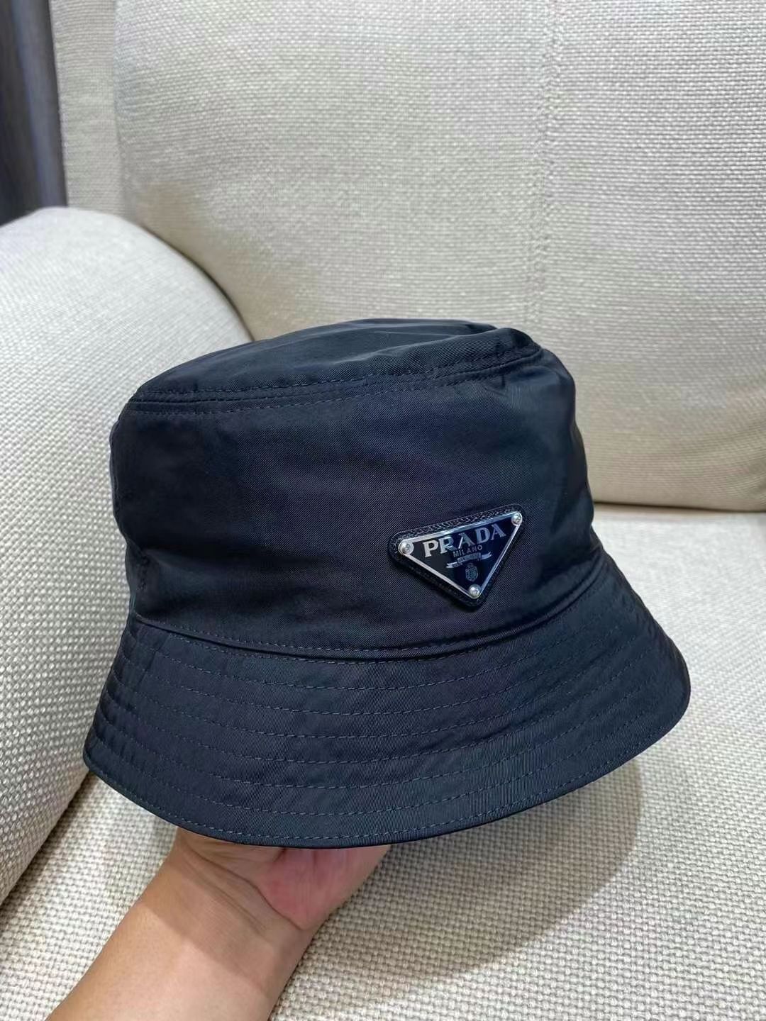 普拉达时尚渔夫帽——经典与潮流的完美结合