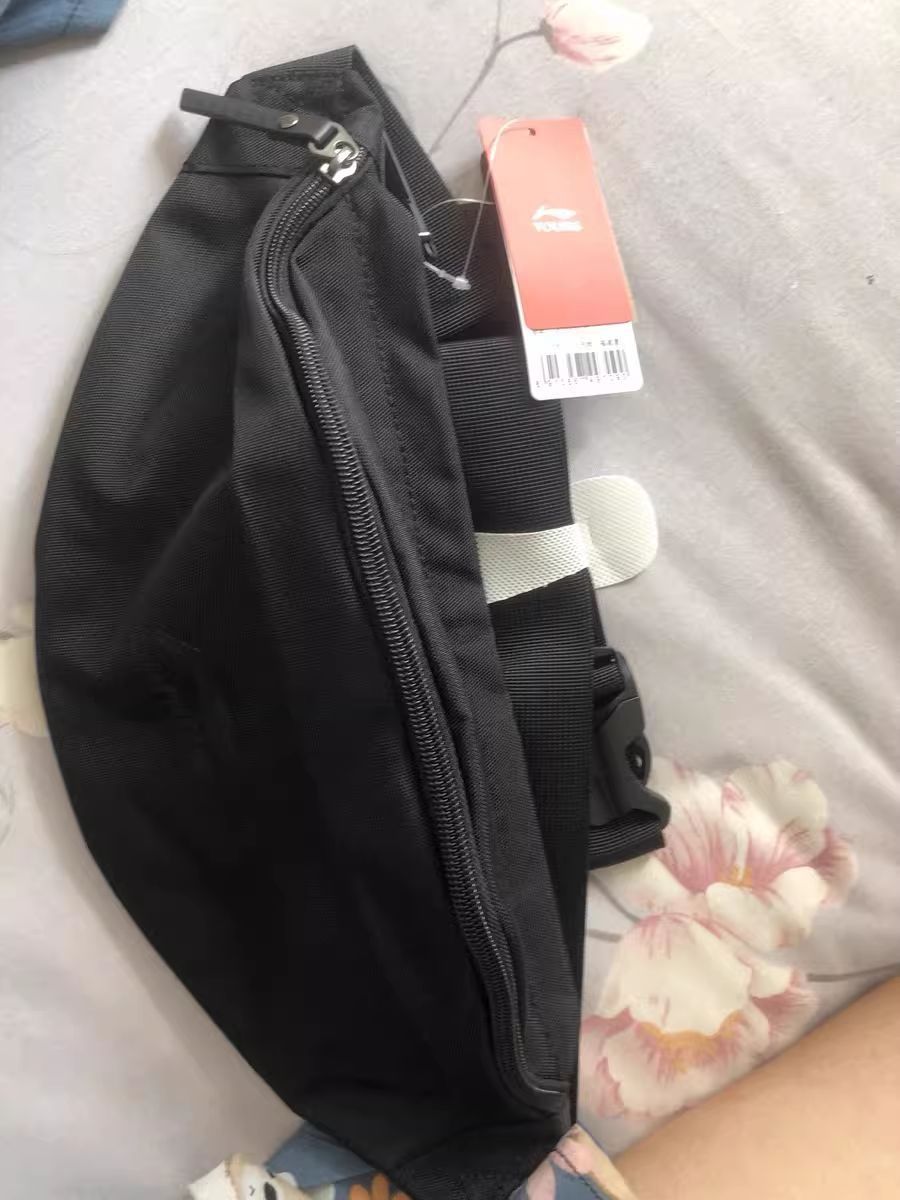 非常简约的斜挎腰包