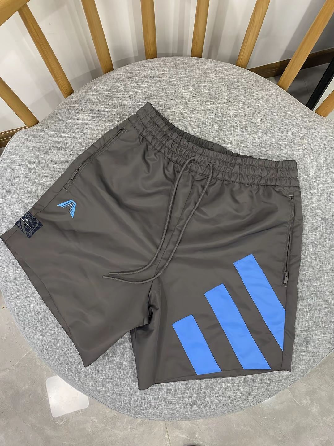 🔥阿迪达斯大印花透气系带运动短裤👖
夏天来啦，你的夏日运动必备神器找到了！💫