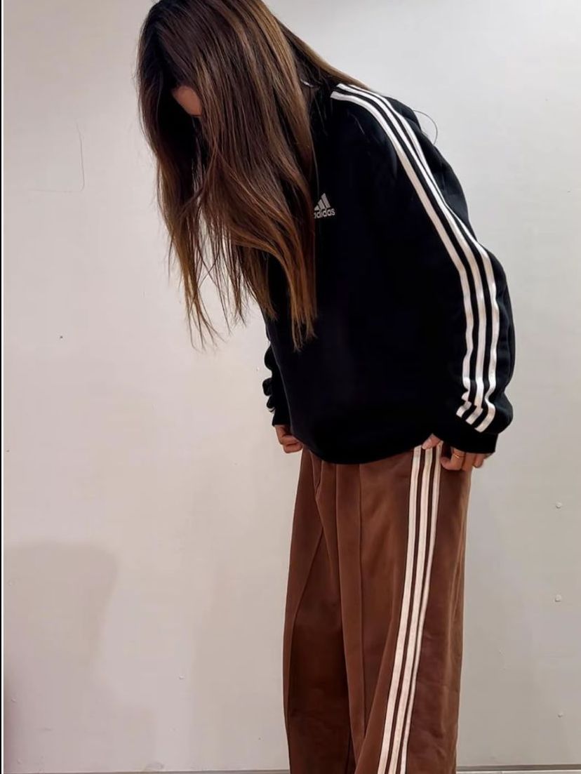 【温暖上身，动感下身！🔥】Adidas Originals全新保暖阔腿运动长裤，你是时髦新风尚！