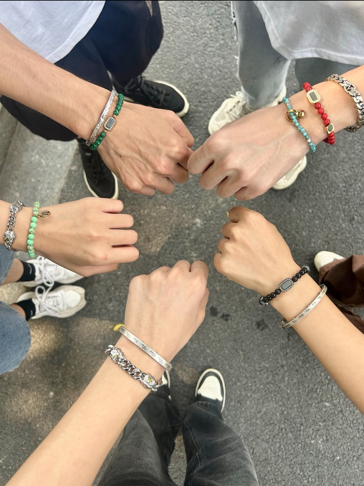 大学生们出去玩手上都戴什么🤔
