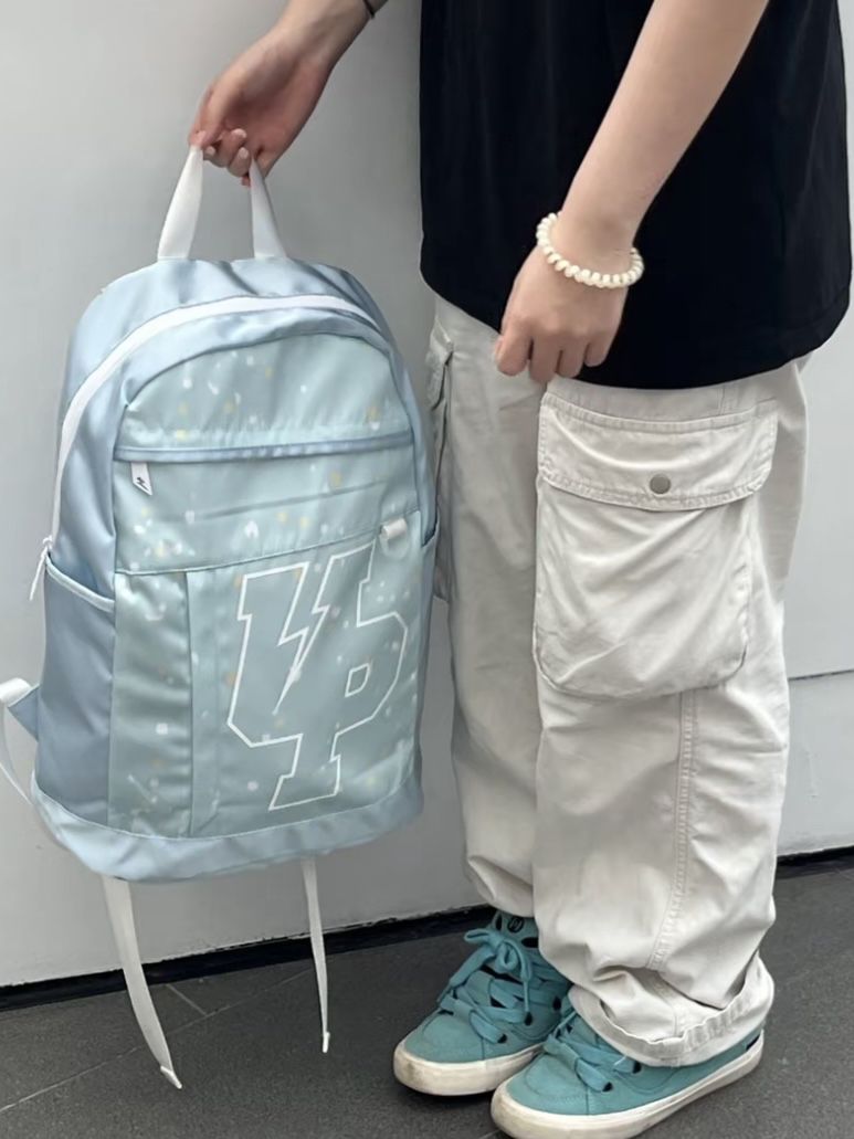 显白穿搭不费力双肩包～