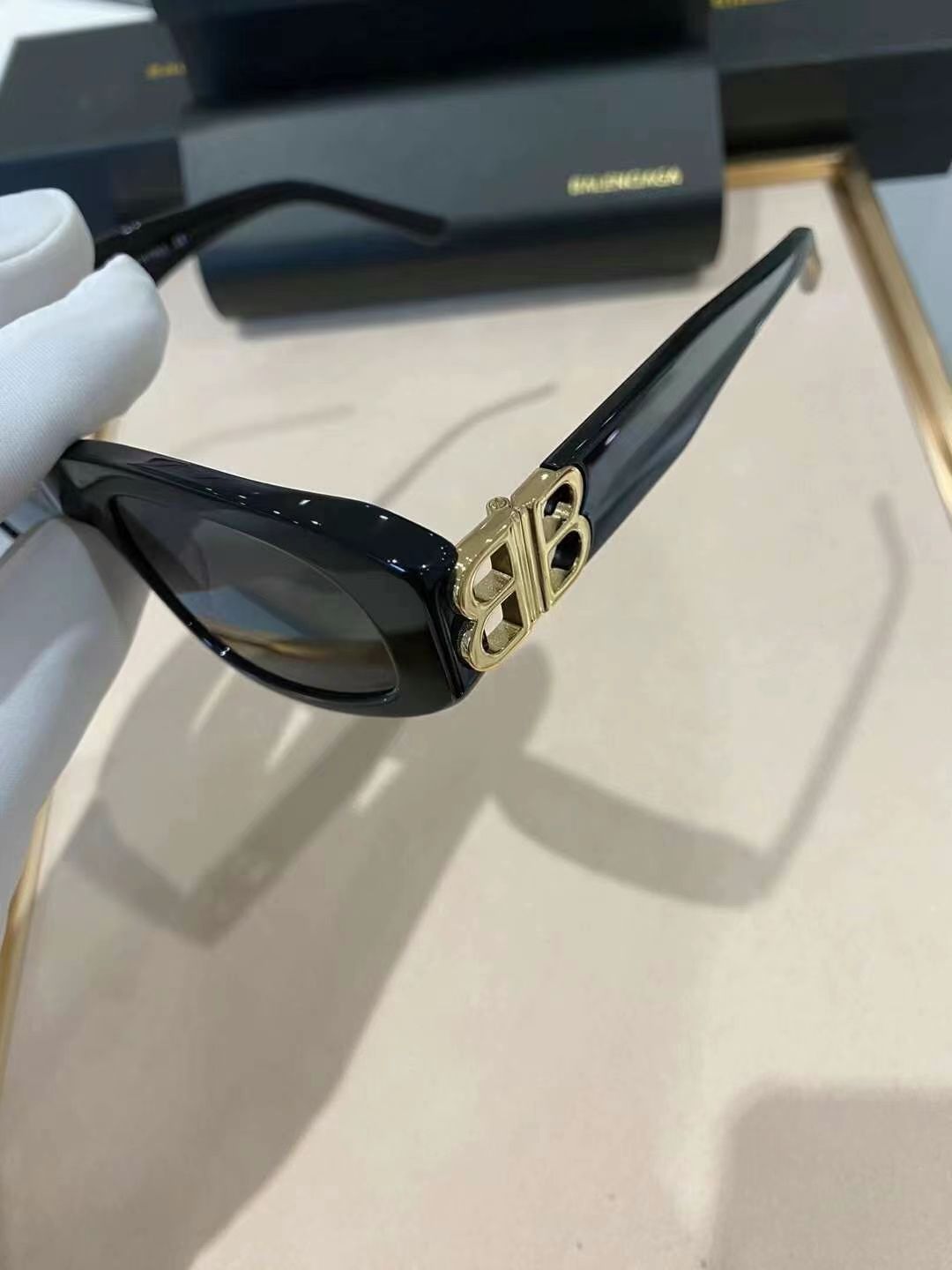 《巴黎风尚:蝶形太阳镜,夏日里的时尚护盾》