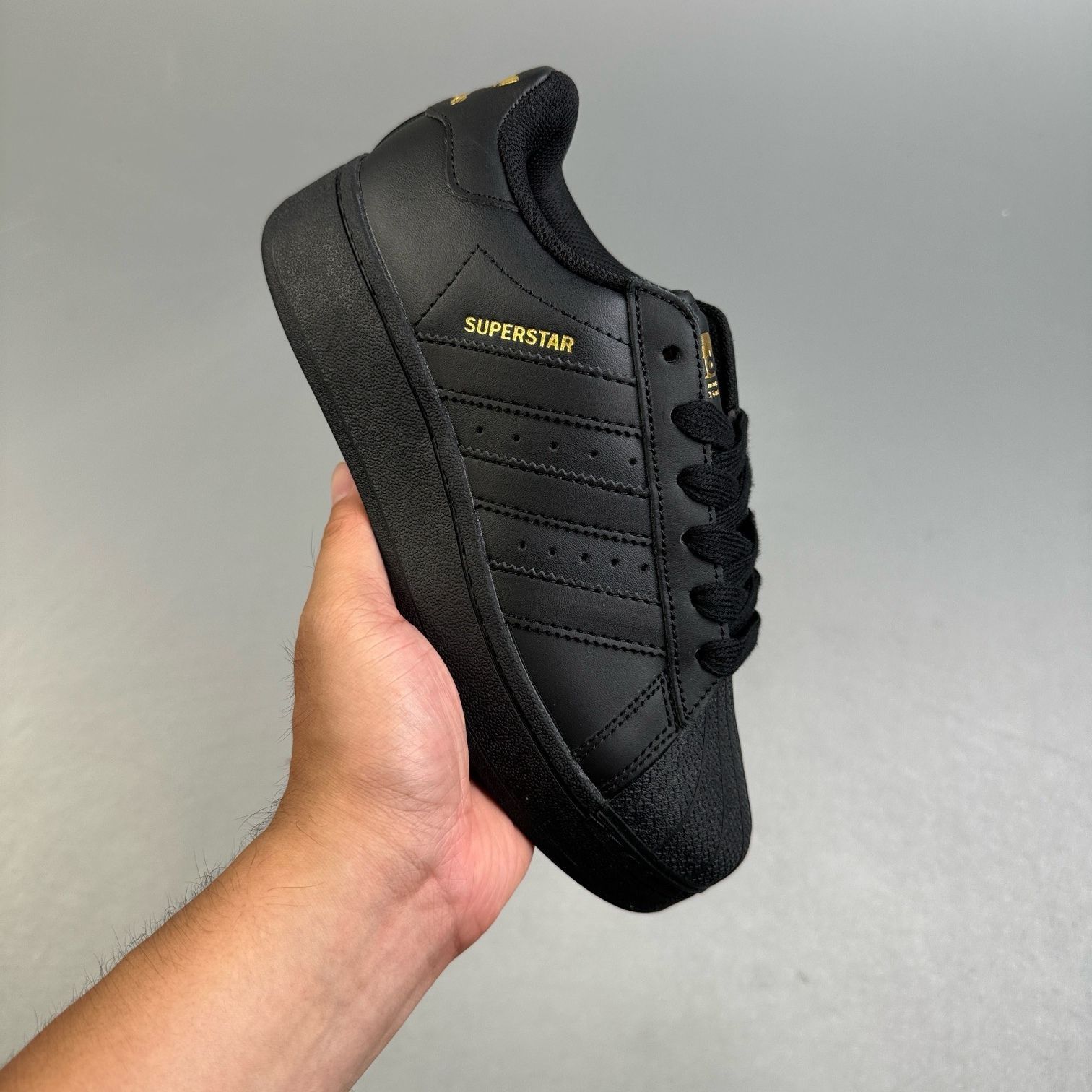 《adidas Originals Superstar XLG:低帮板鞋的完美选择》