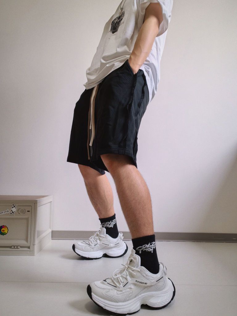 长得帅好难😎但这条短裤是真帅