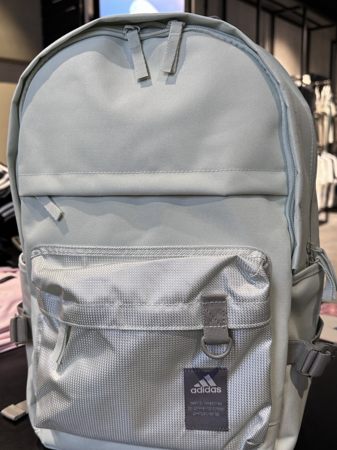 很适合夏季出行搭配使用的双肩包🎒