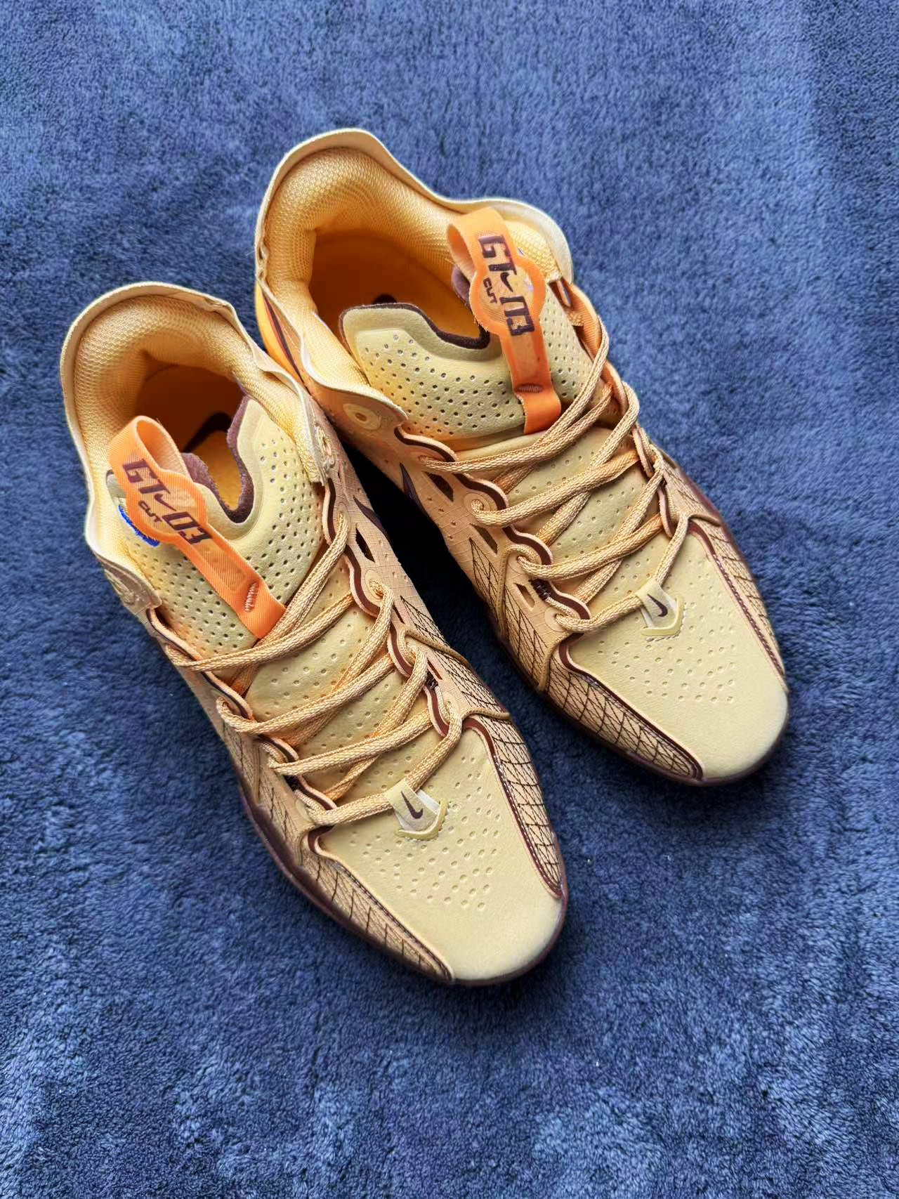 《Nike Air Zoom GT Cut 3 蓝黄:颠覆想象的实战巅峰之作》