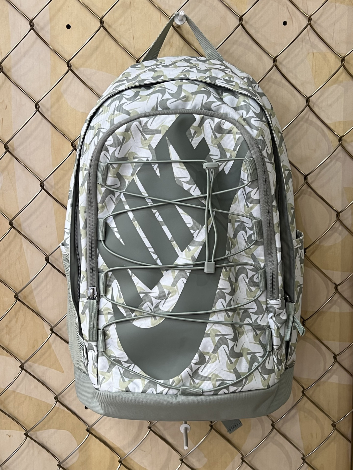 谁还没有拥有一款Nike的大logo书包🎒