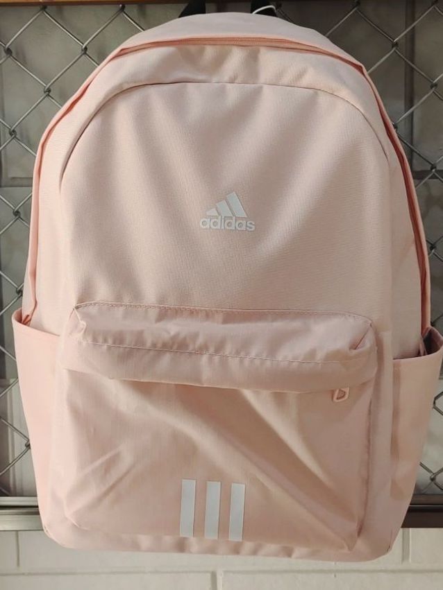 超赞的阿迪达斯运动双肩包