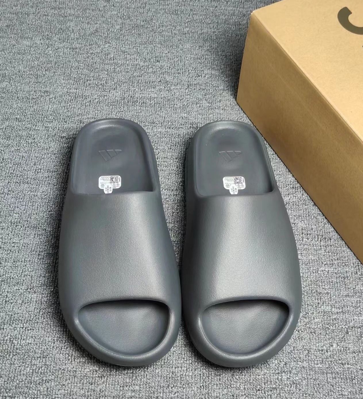 Adidas超软踩屎感椰子拖鞋
