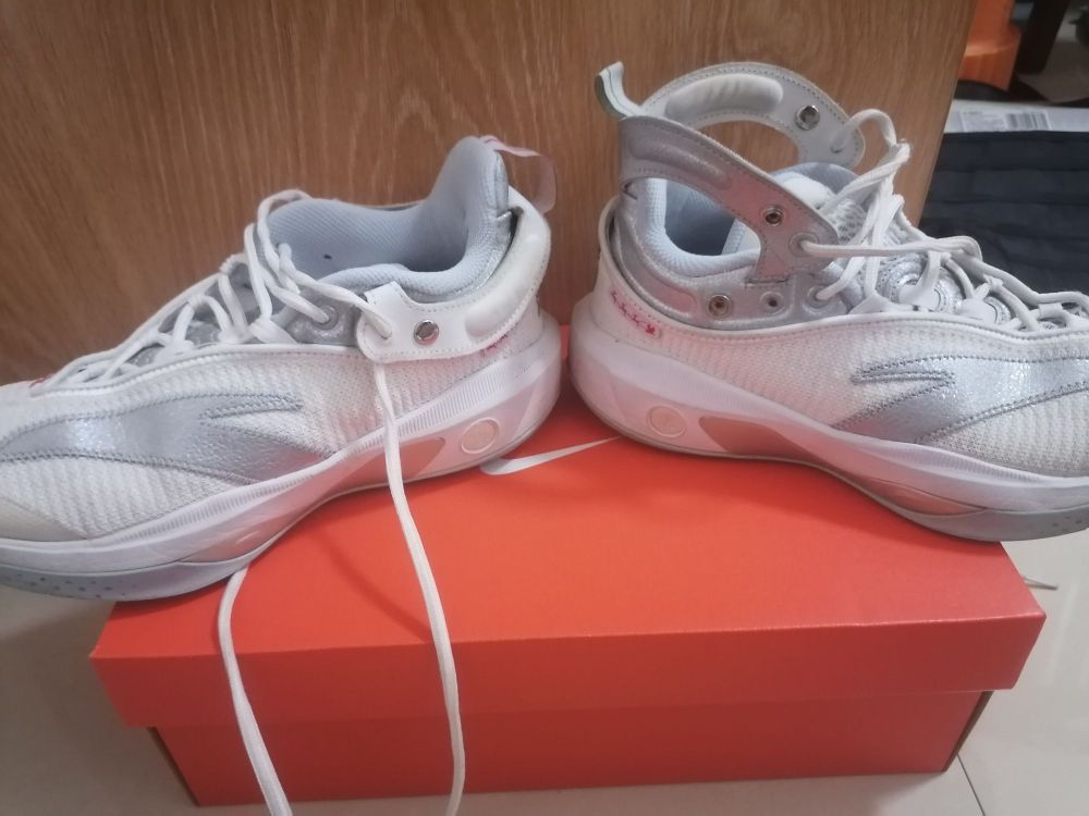 👟球鞋名称：kt8

📌是否偏码【偏大/