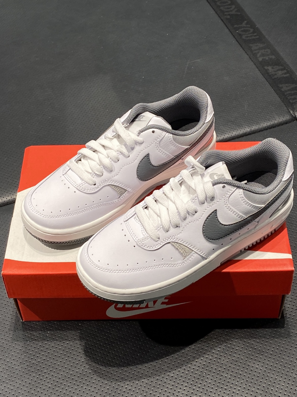 毕业季好物推荐 Nike Gamma Force
白灰