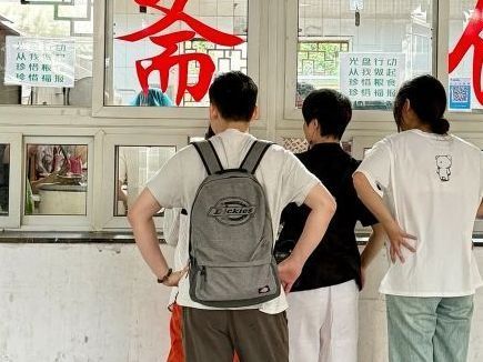 经典印花好看双肩包，你值得拥有