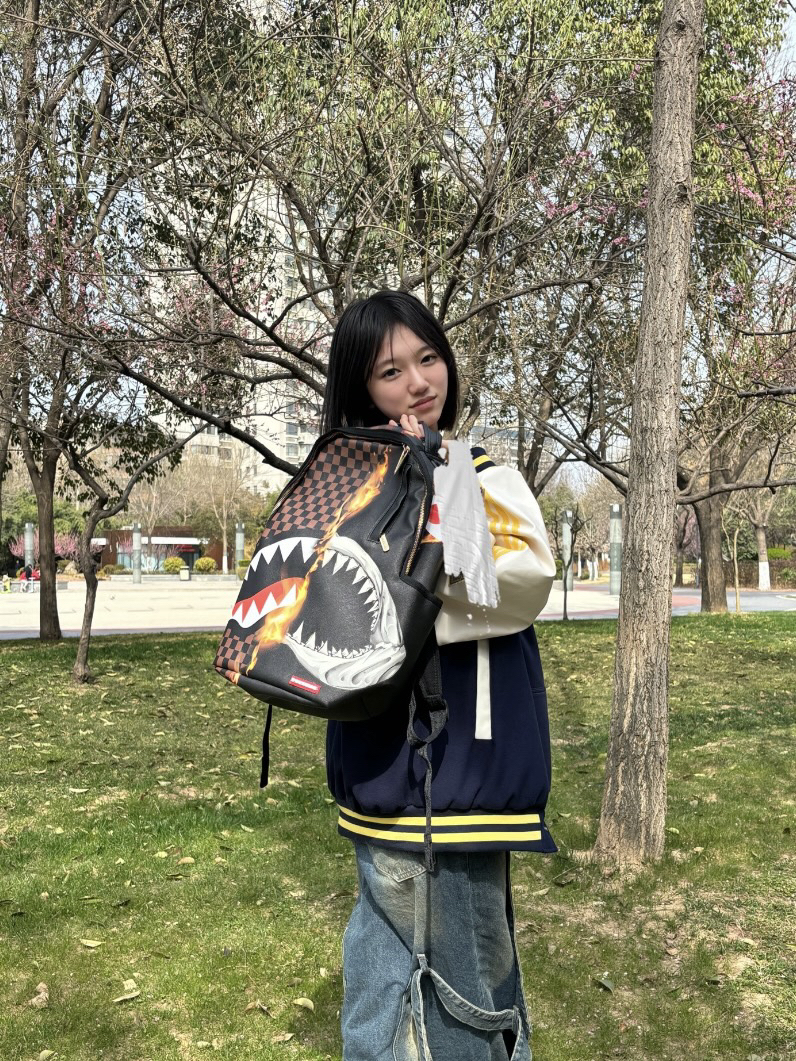 非常帅气的鲨鱼嘴背包呀！