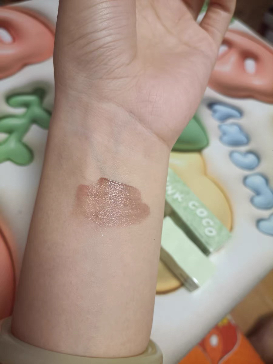 "✨💄 Pink Coco 清透流光，你的唇间秘密武器！💖