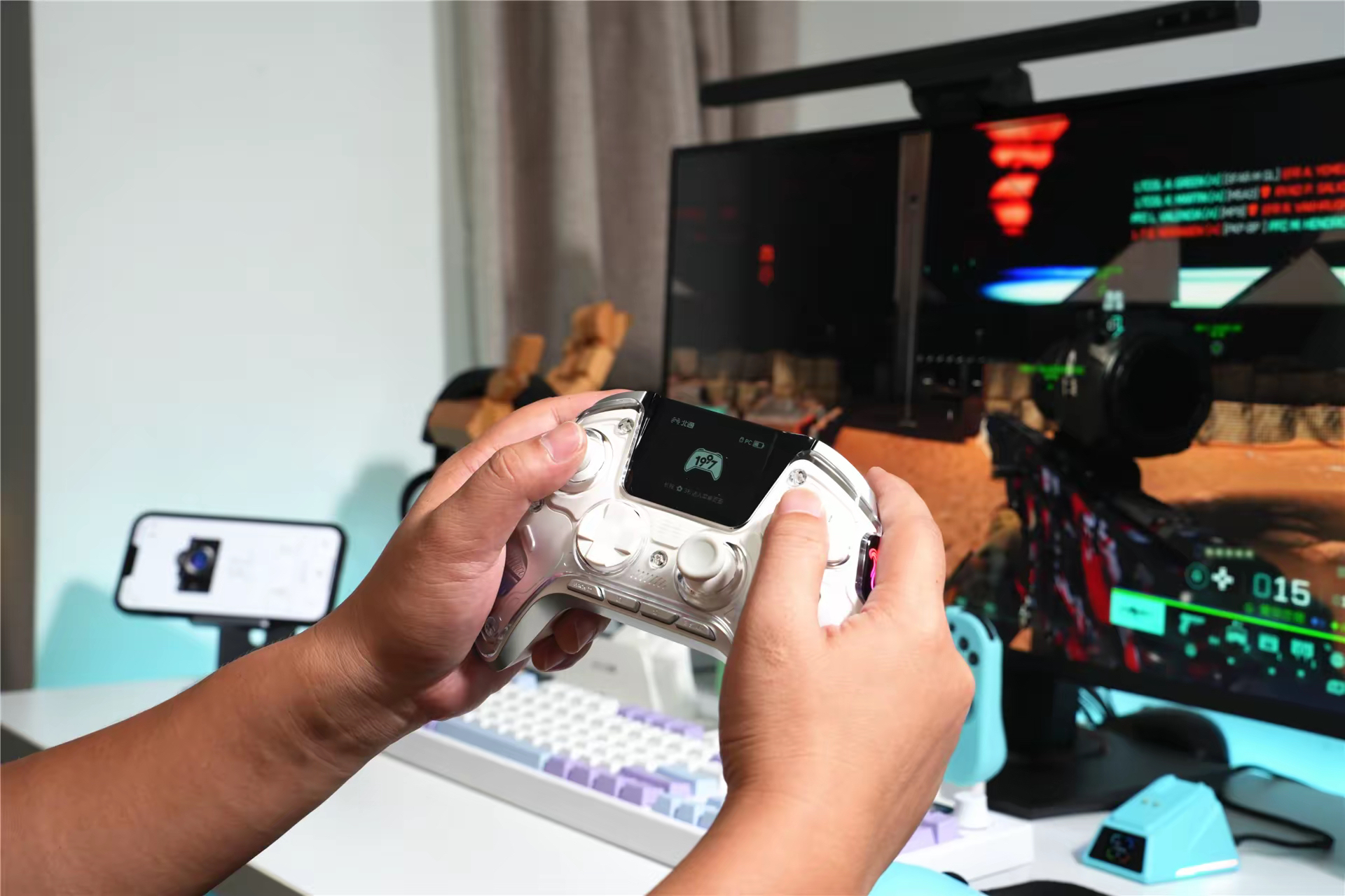 这你受到了吗！自带大屏幕的智能手柄来了