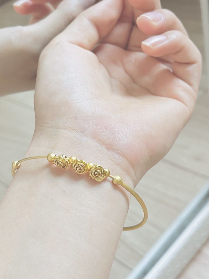 把玫瑰花戴在手上🌹超浪漫哎✨