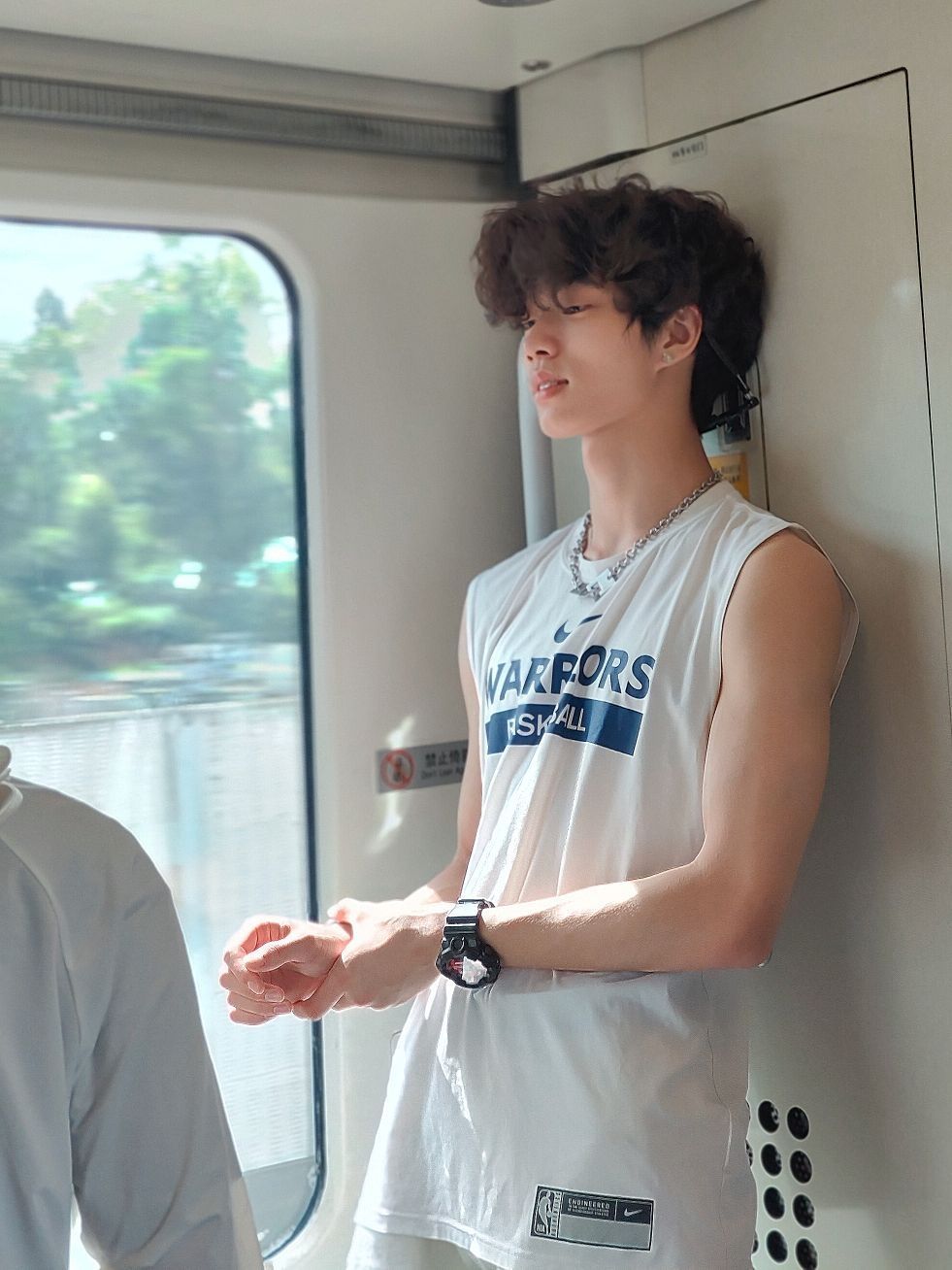 球衣穿上会更显少年气质