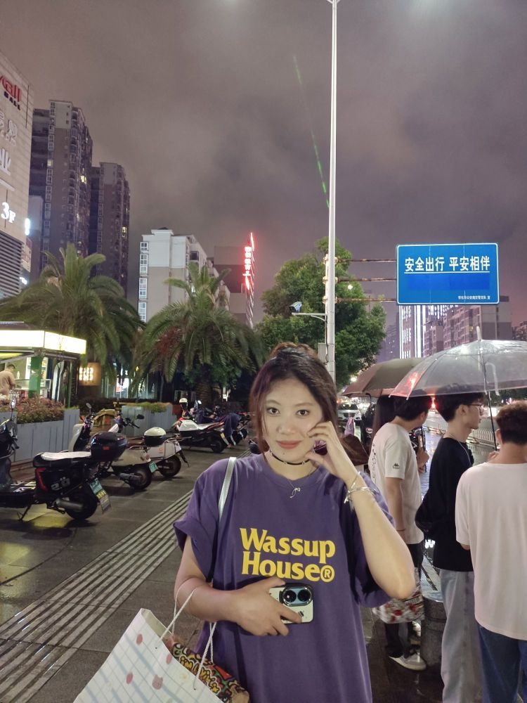 买了一年了，很喜欢很喜欢这个衣服