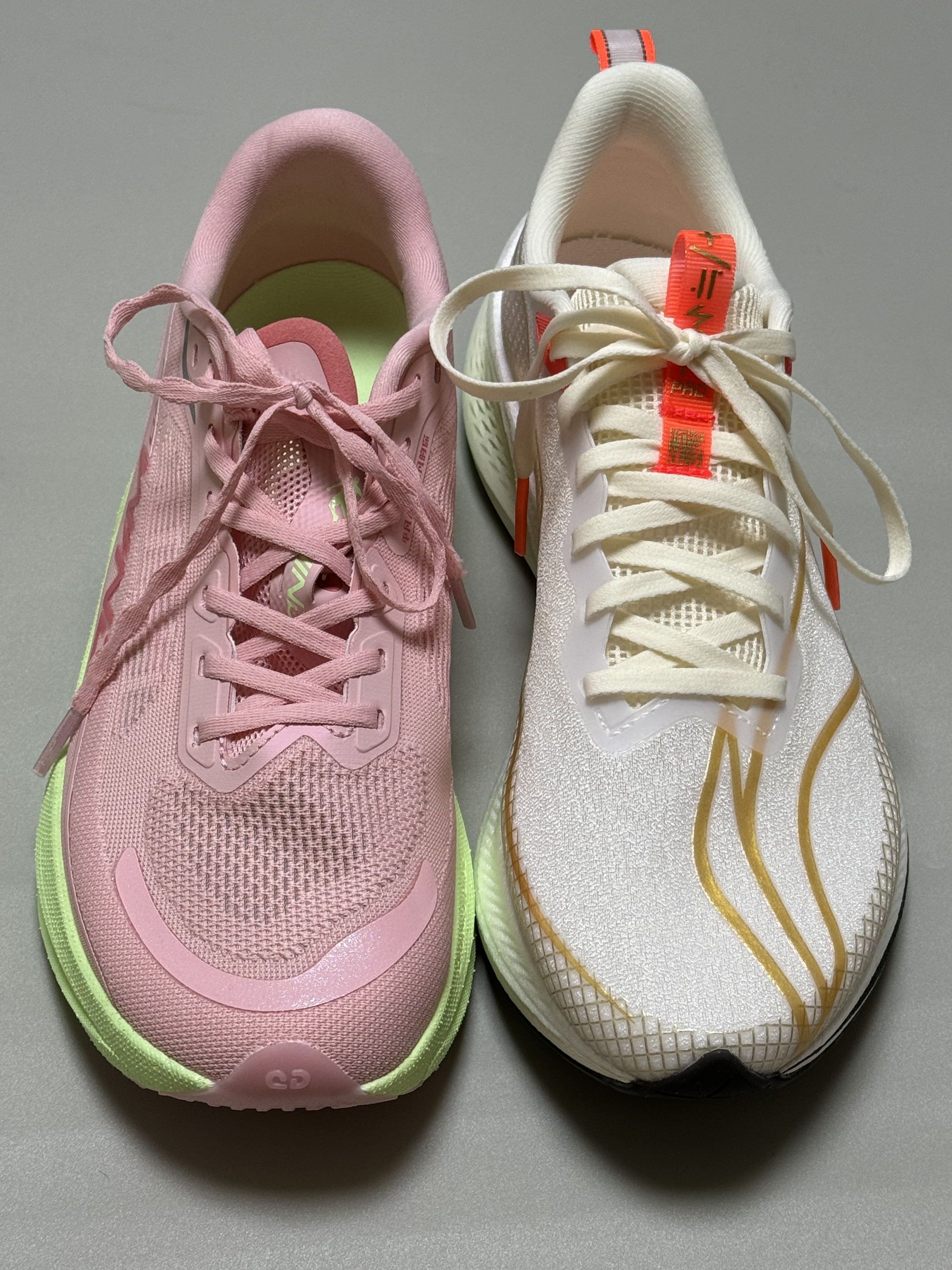 4开↔️这两双国产跑鞋竞训跑鞋你会怎么选？