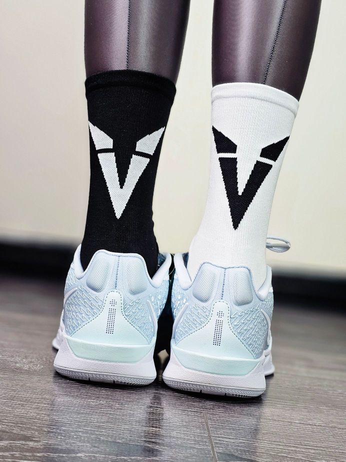 用脚后跟比个V～？！