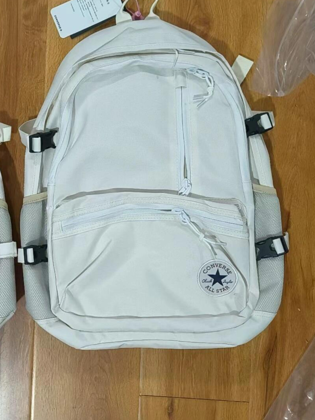 简约的双肩包很适合夏天