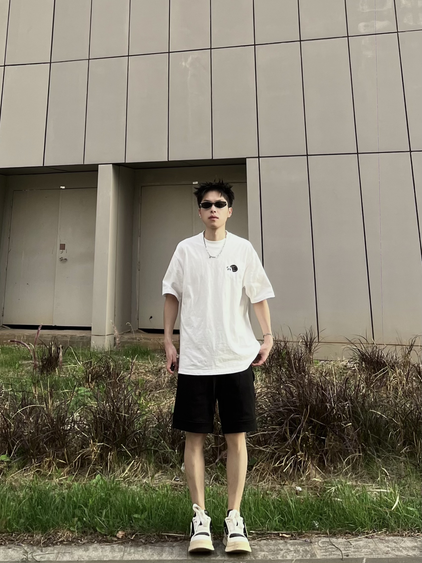 你也穿了白色入境