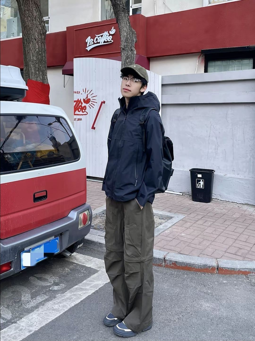 李宁的溯万龙甲系列反光防水防风连帽冲锋衣！