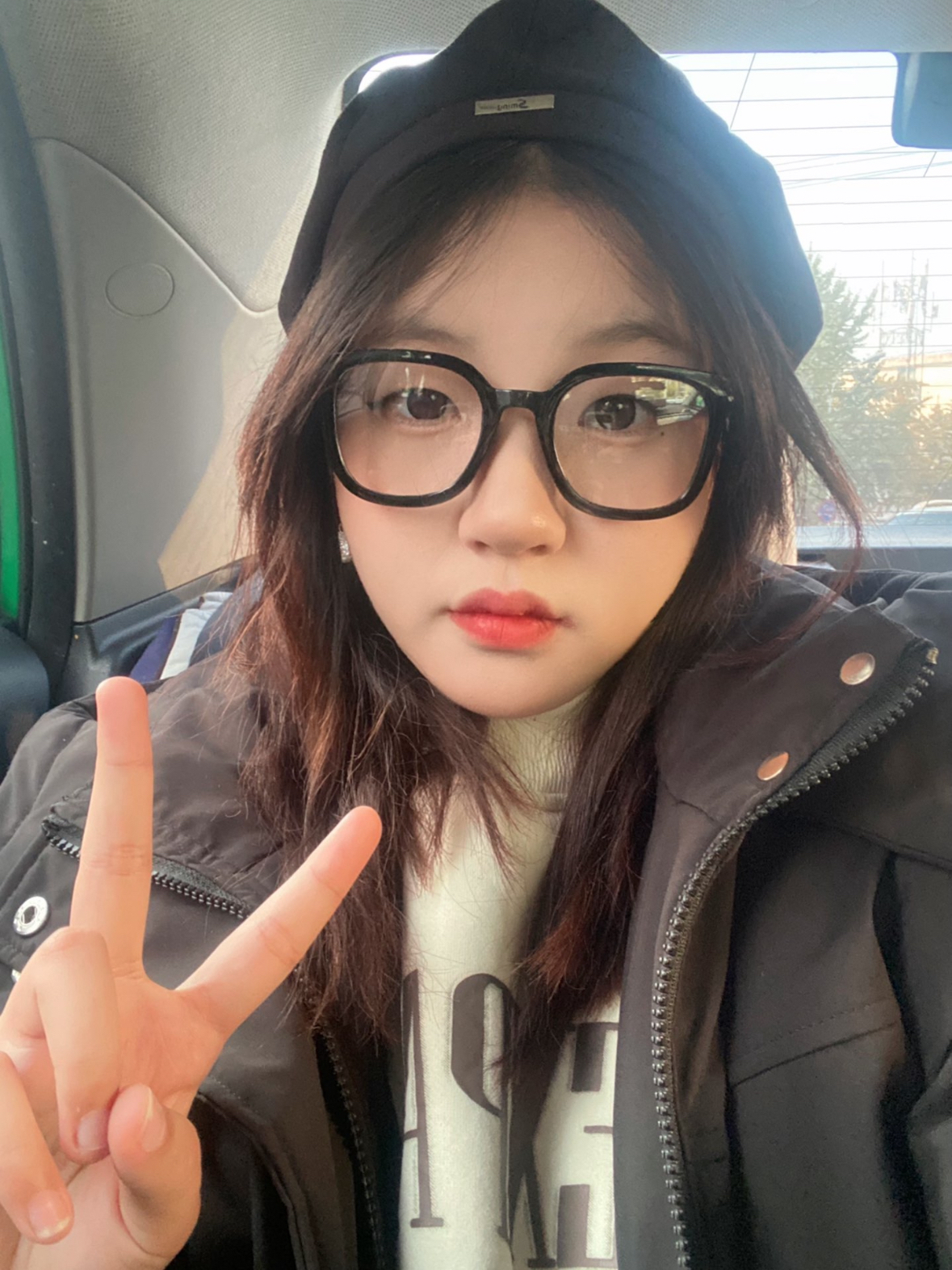 泰裤啦，这帽子和眼镜搭配太绝辣，好有韩系女主的氛围感！！