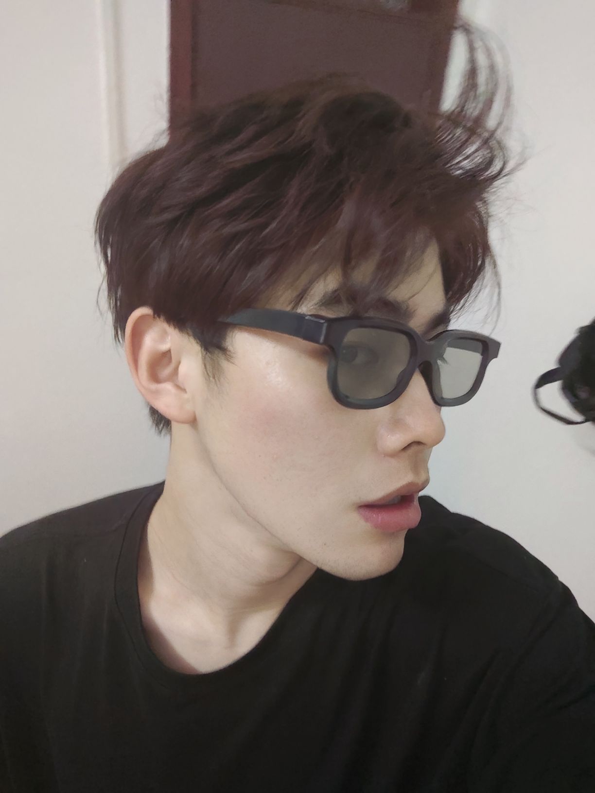 这款墨镜简直太棒了！它的镜片清晰度极高，