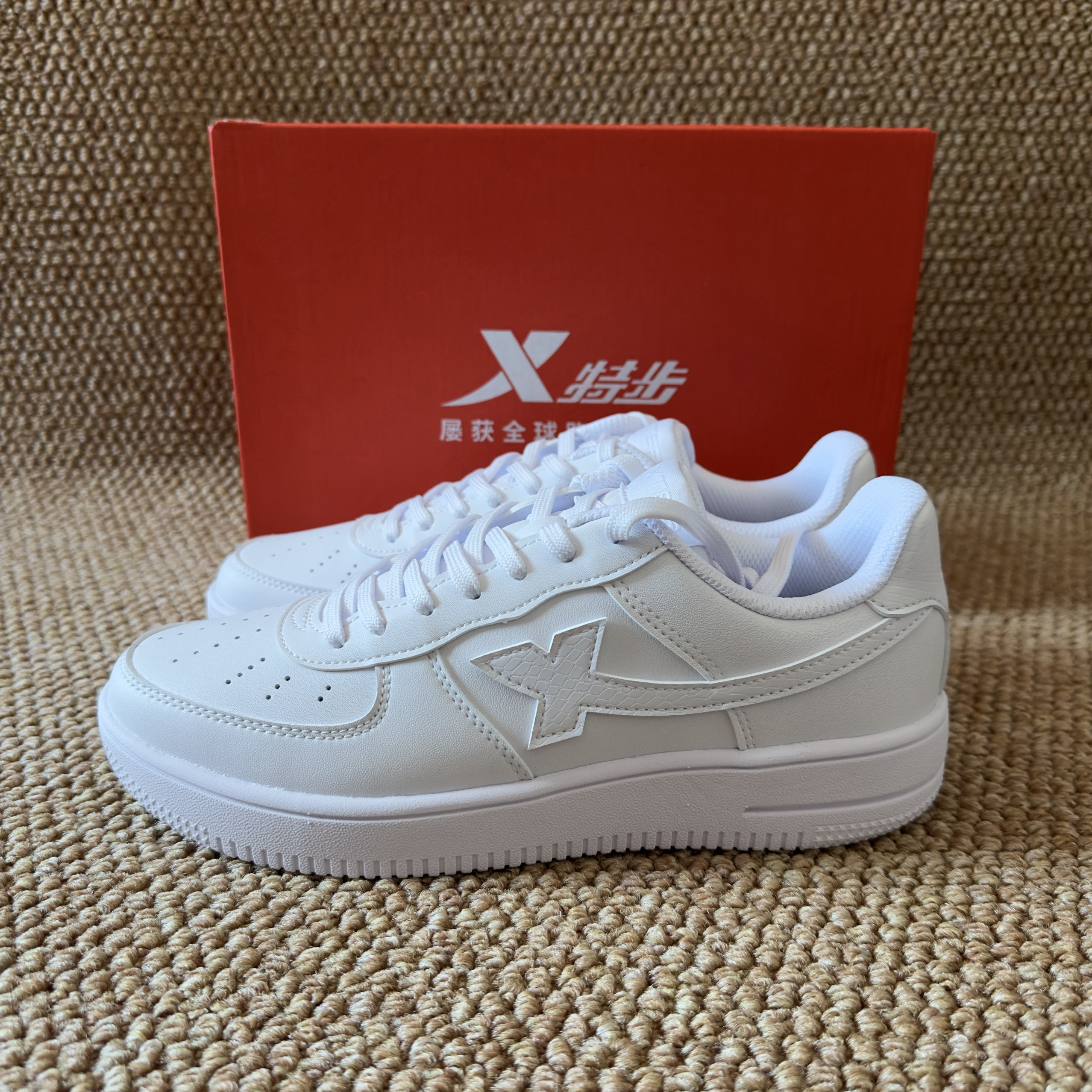 还有比这更白的鞋嘛/在阳光下真刺眼