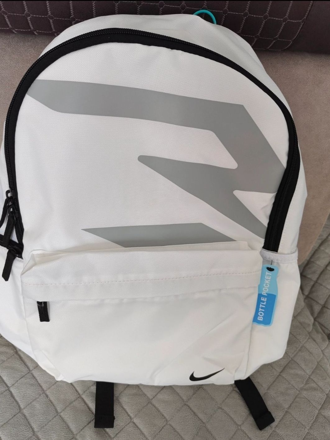 不亏是我第一眼喜欢的书包！简约纯白色🤍