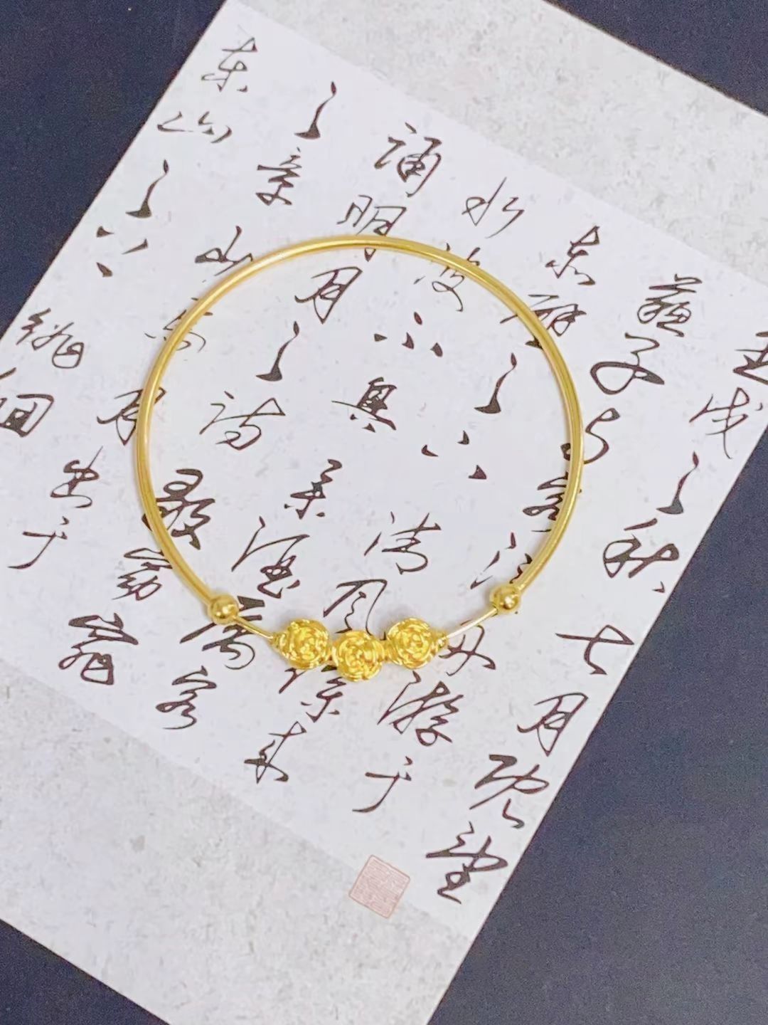 🌹💫六桂福珠宝新中式心动玫瑰足金手镯，闪亮登场！💫🌹