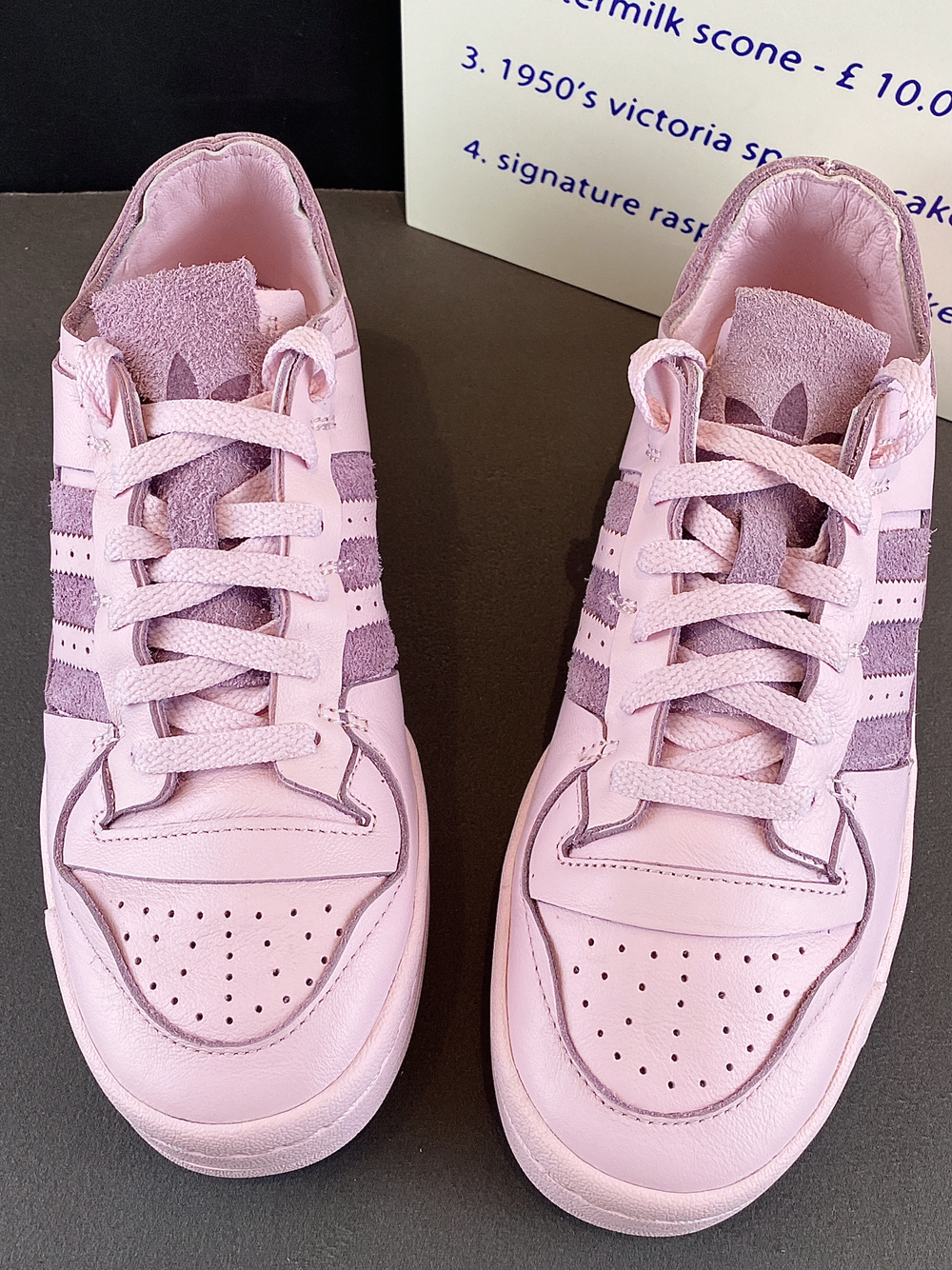 香芋色的adidas