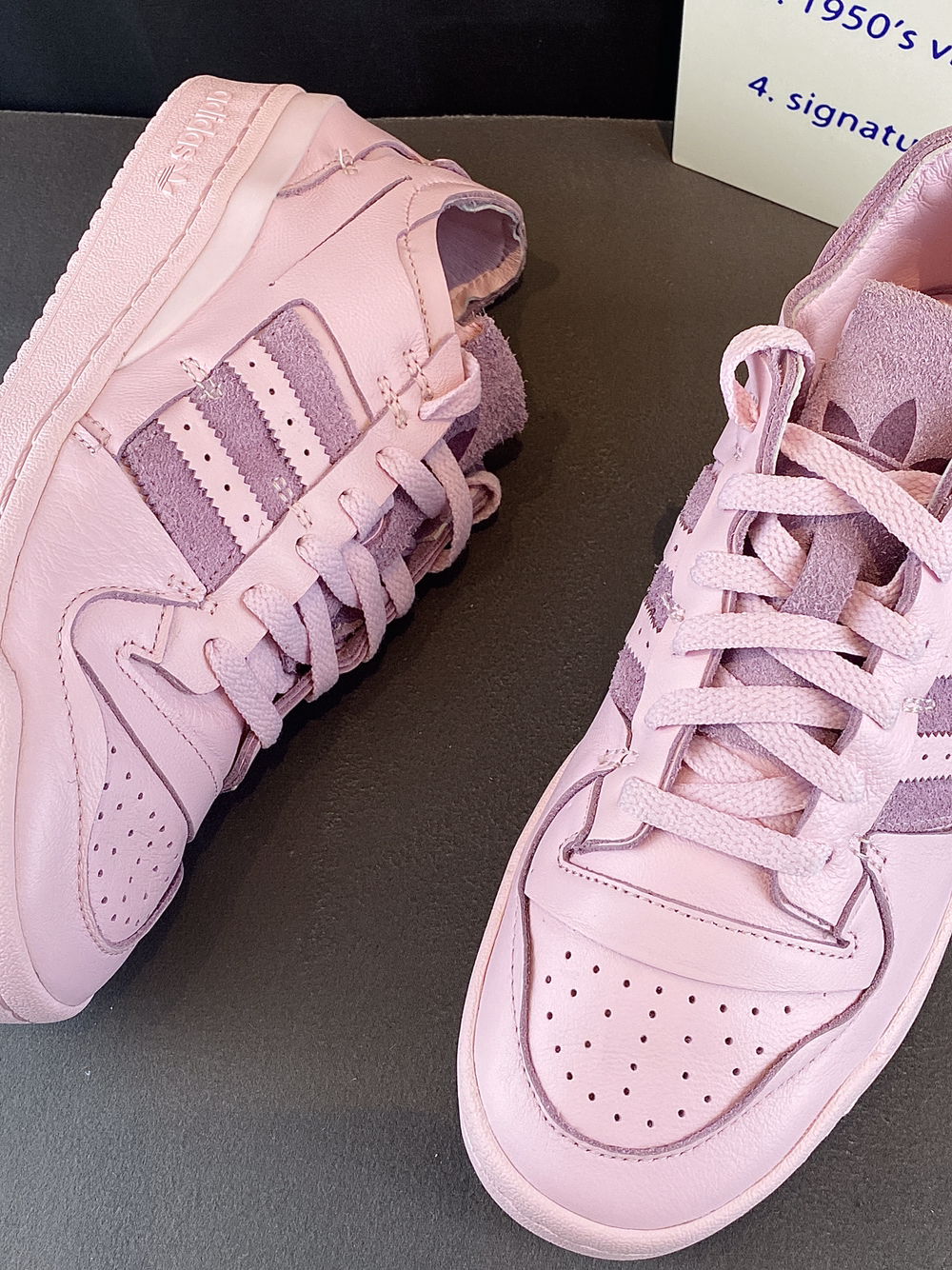香芋色的adidas
